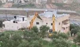 جرافات الاحتلال تهدم مبنى سكني للمواطن خالد نمر محمود في بلدة العيسوية بالقدس المحتلة بحجة عدم الترخيص.