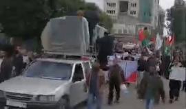 #فيديو مسيرة احتجاجية لموظفي غزة باتجاه مجلس الوزراء احتجاجا على عدم صرف رواتبهم وتنكر حكومة التوافق لحقوقهم