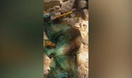 #شاهد | مواطنون يفتحون اليوم قبر الشهيد القسامي القائد "محمد سعيد قطب" في نابلس، لدفن والده معه، ليجدو بقايا أشلائه ودمائه لم تتحلل منذ 13 عاما . 
وكان الشهيد سعيد قطب القائد في كتائب القسام استشهد بتاريخ 23/6/2003 بانفجار عبوة ناسفة كبيرة كان يقوم بنقلها