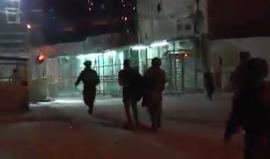 لحظة اعتقال قوات الاحتلال للشاب صالح الرجبي من المنطقة الجنوبية في مدينة الخليل فجر اليوم
تصوير:رائد ابورميله