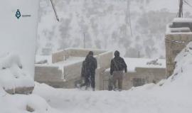 تساقط الثلوج على ريف ادلب بغزارة وعودة لحظر الطيران بسبب الاحوال الجوية