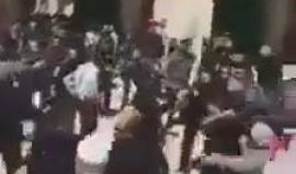 فيديو لـ همجية الاحتلال في الأقصى.. 

#شاهد اعتداء الجنود المدججين بالسلاح على حراس الأقصى لتأمين اقتحامات المستوطنين