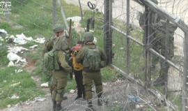 #شاهد | جنود الاحتلال يستخدمون طفلا في الثامنة من عمره كدرع بشري لاقتحام المنازل ضمن بحثهم عن فتيان مطلوبين لهم في مدينة الخليل بالضفة الغربية المحتلة .