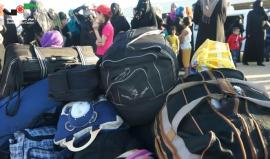 حي الوعر في حمص يتعرض للتهجير ..

#شاهد عائلات سورية تستعد لمغادرة حي الوعر باتجاه ادلب باشراف الأمم المتحدة بسبب الحصار الخانق