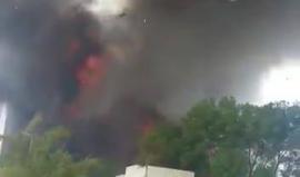 #عاجل .. فرق الدفاع المدني تتعامل مع حريق كبير التهم فندق بحي العزيزية في #مكة المكرمة وأنباء عن إصابات .