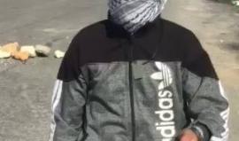 مقاوم يوجه رسالة لدعم إضراب الأسرى في سجون الاحتلال، خلال المواجهات قرب مستوطنة "بيت إيل" اليوم.
تصوير محمد تركمان