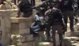 #شاهد قوات الاحتلال تعتدي على شاب بالضرب المبرح وتعتقله، وتعتدي على صحفيين أثناء تواجدهم في مقبرة باب الرحمة شرق المسجد الأقصى.