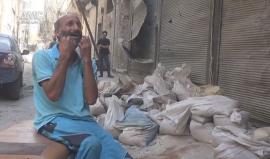 قهر الرجال في #حلب .. "يارب مالنا غيرك" 
أب سوري يرثي نجليه اللذين قضيا في قصف جوي على حي طريق الباب بحلب 
(مركز حلب الإعلامي)