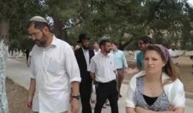 مستوطنون يقتحمون الأقصى المبارك بحماية قوات الاحتلال