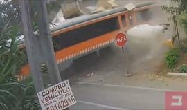 #شاهد | مصرع سائقي قطار وشاحنة توقفت على سكة حديد في تشيلي .