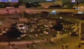 مشاهد جديدة نشرتها وسائل إعلام تركية لحظة اقتحام الانقلابيين ميدان تقسيم في اسطنبول وتفريق المتظاهرين