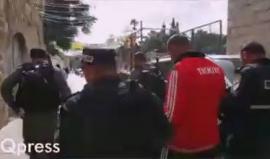 قوات الاحتلال تعتقل شاب من أمام باب حطة لدى خروجه من المسجد الأقصى