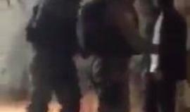 #شاهد 
 قوات الاحتلال تعتدي على شاب أثناء اعتقاله في قرية العيساوية بالقدس المحتلة.