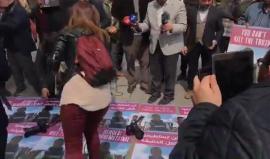 #فيديو نشطاء عرب وأتراك ينظمون وقفة في مدينة اسطنبول دعما لـ #مسيرة_العودة_الكبرى في غزة واستنكاراً لجريمة قتل الصحفي ياسر مرتجى

تصوير: محمد المدهون