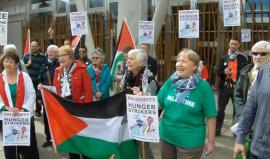 #شاهد: متضامنون إيرلنديون يغنون "لكتب اسمك يا بلادي" خلال وقفة تضامناً مع الأسرى الفلسطينيين في سجون الاحتلال.