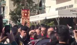 #شاهد .. المواطنون المسيحيون " الطوائف الشرقية" يوقفون احتفالهم بإعياد الميلاد لحظة رفع آذان صلاة الجمعة في بيت لحم - فلسطين .