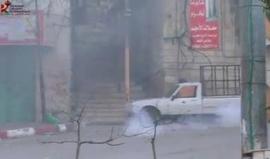 #فيديو جنود الاحتلال المتمركزين على اسطح المباني وسط الخليل يطلقون قنابل الصوت صوب الشبان الفلسطينيين
