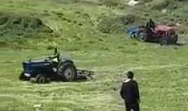 استمروا رغم كل محاولات الجنود .. #شاهد جانب من محاولة جنود الاحتلال ايقاف "التركتورات الزراعية" لمنعهم من الوصول للأراضي المهددة بالمصادرة في المنطقة الجنوبية لبلدة مادما قضاء #نابلس.