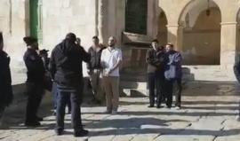 ٢١ مستوطناً يقتحمون ساحات المسجد الاقصى بحراسة شرطة الاحتلال خلال فترة الاقتحامات الصباحية.