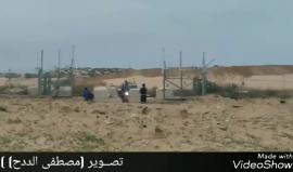 #شاهد لحظة هروب جنود الاحتلال بعد اقتراب الشبان الفلسطينيين للسياج الحدودي شرق قطاع غزة وإشعالهم الإطارات.