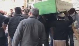 ماذا كانت ردة فعل هذا المسن.. بعد إغلاق الاحتلال مقبرة باب الرحمة بالقدس ومنع دفن جثمان المرحومة خديجة ابو الدولة؟