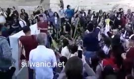 #شاهد | قوات الاحتلال تعتدي على المسيحيين أثناء تأديتهم لطقوس "أحد الشعانين" في منطقة باب الأسباط بالقدس المحتلة.