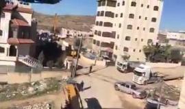 الاحتلال يُحضر مزيد من المعدات الثقيلة لتنفيذ أعمال هدم في بلدة بيت حنينا شمال القدس المحتلة صباح اليوم