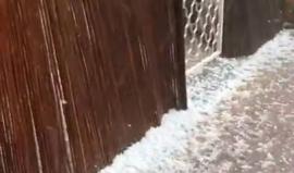 #شاهد البرد يتساقط على مناطق النقب جنوب فلسطين المحتلة التي تتعرض لمنخفض جوي مصحوب بأمطار وعواصف رعدية .