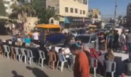 #صور | أهالي الأسرى يغلقون شارع قلنديا شمال القدس المحتلة للمطالبة باتخاذ موقف رسمي تجاه قضية الأسرى.