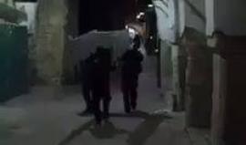 #شاهد شرطة الاحتلال تزيل البوابات الالكترونية من بوابات المسجد الأقصى عقب مصادقة الكنيست على إزالتها، وتركيب كاميرات ذكية بدلاً منها.