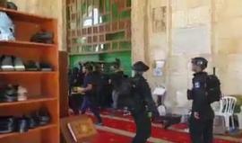 Israeli forces have broken in Al-Aqsa Mosque and besieged the worshipers 
And facilitated the entry of settlers to the holy mosque.