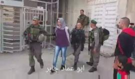 قوات الاحتلال تعتقل فتاة فلسطينية قرب الحرم الإبراهيمي بالخليل بحجة ضبط سكاكين بحوزتها