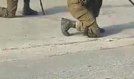 والدة الشهيد براء عطا تواجه جنود الاحتلال خلال هدمهم منزلها في قرية دير ابو مشعل غربي رام الله .. ماذا قالت لهم؟