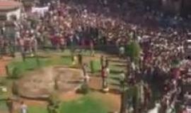 #شاهد .. من تشييع جثمان المواطن أحمد عز حلاوة في نابلس والذي قضى الثلاثاء الماضي تحت التعذيب على يد عناصر السلطة الأمنية بعد اعتقاله في سجن جنيد . 
وانطلق موكب التشييع من مستشفى رفيديا باتجاه المقبرة الشرقية.