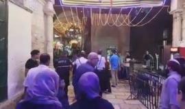 اعتقال شاب من داخل باب السلسله بأمر من ضابط شرطة الاحتلال داخل باحات #المسجد_الاقصى.