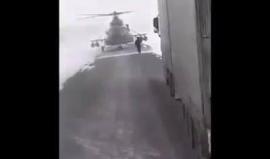 حدث في كازاخستان .. 

#شاهد طائرة عسكرية تقطعت بها السبل بفعل عاصفة ثلجية تُوقف سائق شاحنة لـ تسأل عن الاتجاه الصحيح!