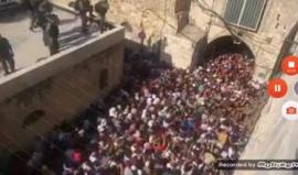 #شاهد | تداول فيديو لجنود من جيش الاحتلال يلقون قنابل الغاز على جموع الفلسطينيين على أبواب الأقصى من مكان مرتفع ودون سبب