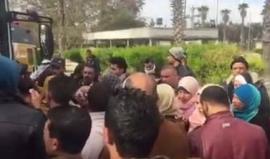 استعداد المسافرين داخل صالة المغادرة للسفر عبر معبر رفح البري في ثاني ايّام فتحه