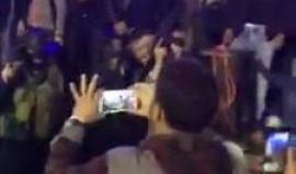 #شاهد
مسلحون يشاركون في استقبال الأسير المحرر محمد شواهنة في بلدة السيلة الحارثية قضاء جنين بعد اعتقال دام 16 عاماً.