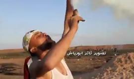 متظاهر فلسطيني يستهزئ من قنبلة الغاز الإسرائيلية التي رماها جيش الاحتلال على المتظاهرين السلميين في مسيرة العودة
تصوير: ثائر ابورياش
