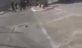 مشاهد أولية من مكان استشهاد مواطن فلسطيني برصاص الاحتلال على حاجز قلنديا شمال القدس المحتلة بدعوى محاولته تنفيذ عملية طعن .