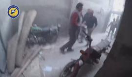 انتشال عائلة من تحت الأنقاض بعد القصف الجوي على مدينة دوما اليوم 
#سوريا #الغوطة_الشرقية