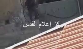 هروب قوات الاحتلال من فوق جدار خلال المواجهات في بلدة العيزرية شرق القدس