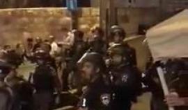 #شاهد 
 هتافات وتكبيرات الشبان في منطقة باب الأسباط بالقدس المحتلة.