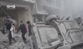 سوريا - ريف دمشق : شاهد انتشال الجرحى من تحت الأنقاض إثر القصف الجوي على مدينة دوما