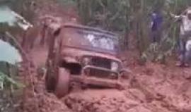 #شاهد إراد اخراج مركبته من الوحل ... فـ قتل !