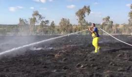 #شاهد.. طواقم الاطفاء التابعة للاحتلال تحاول اخماد الحرائق المندلعة في أحراش مستوطنات غلاف غزة بفعل البالونات الحارقة