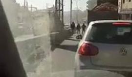 #شاهد اشخاص يغلقون شارع قلنديا شمال القدس بالأتربة