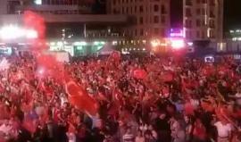 #بث_مباشر: الأتراك يواصلون مظاهرات رفض الانقلاب الفاشل في ميدان تقسيم باسطنبول