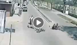 حادث سير مثير.. دراجة تسير على شخص دون أن تتوقف